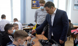 Президенти Садыр Жапаров «Алтын түйүн» балдар инженердик-техникалык академиясынан кабар алды