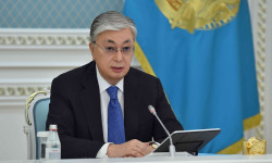 Казакстандын президенти Кыргызстан элин жана президент Садыр Жапаровду Орозо айт майрамы менен куттуктады