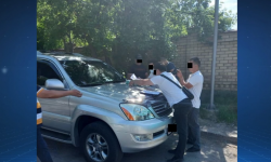 Көрүстөн сатуудагы коррупциялык схема аныкталып, 40 миң сом пара алып жаткан кызматкер кармалды 