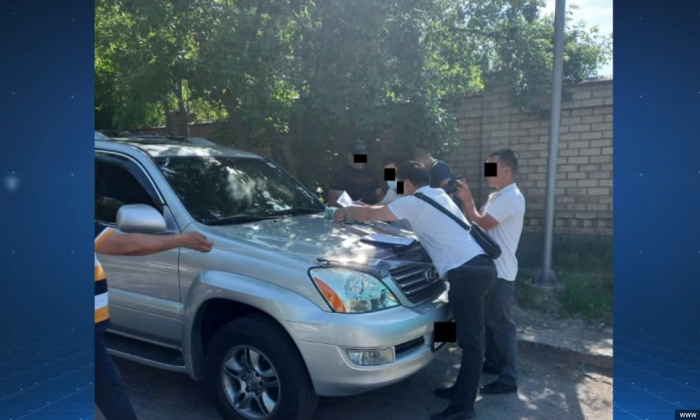 Көрүстөн сатуудагы коррупциялык схема аныкталып, 40 миң сом пара алып жаткан кызматкер кармалды 