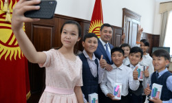 Президент Садыр Жапаров в Международный день защиты детей встретился с детьми из малообеспеченных семей