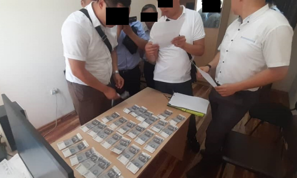 По факту получения взятки задержан следователь СС МВД КР 