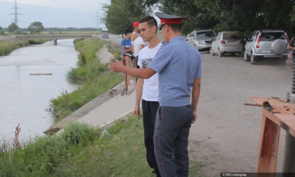 Чүйдө милиция кызматкерлери түнкүсүн суу бөлүштүрүү иштерине көмөк көрсөтүшүүдө