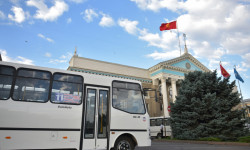 Междугородний маршрут взимает плату за проезд в размере 10 сомов