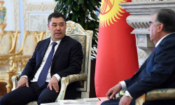 Садыр Жапаров менен Эмомали Рахмон тет-а-тет форматында жолугушууда