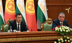 Президенты Садыр Жапаров и Эмомали Рахмон приняли совместное заявление