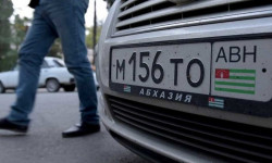 Подозреваемый в незаконном оформлении автомобилей из Абхазии возместил более 3 млн сомов