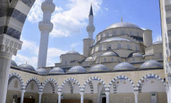 Курман айтта майрамдык намаз мечиттерде гана окулат