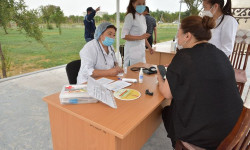 В Бишкеке развернули два временных пункта вакцинации в парках отдыха