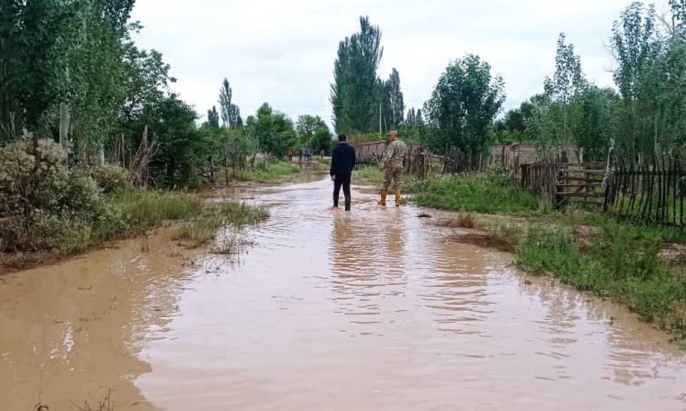 В Тонском районе Иссык-Кульской области сошел селевой поток. Трасса Бишкек — Каракол размыта