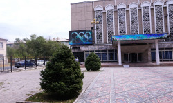 КТРКнын имаратындагы чоң экранда Олимпиада оюндары түз көрсөтүлүүдө  