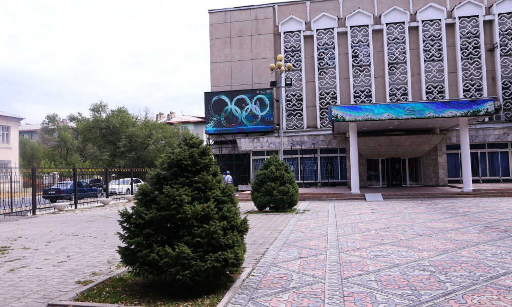 КТРКнын имаратындагы чоң экранда Олимпиада оюндары түз көрсөтүлүүдө  