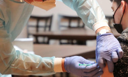 Люди с ВИЧ должны наравне со всеми получить вакцину от коронавируса