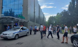 В Бишкеке эвакуируют посетителей и работников ЦУМа
