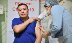 Президент Садыр Жапаров  получил вторую дозу вакцины