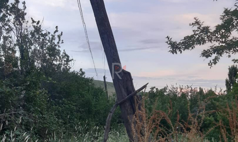 Алчалуу айылында электр түркүктөр менен чубалгылар кооптуу абалда