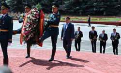 Президент возложил цветы к памятникам выдающихся личностей