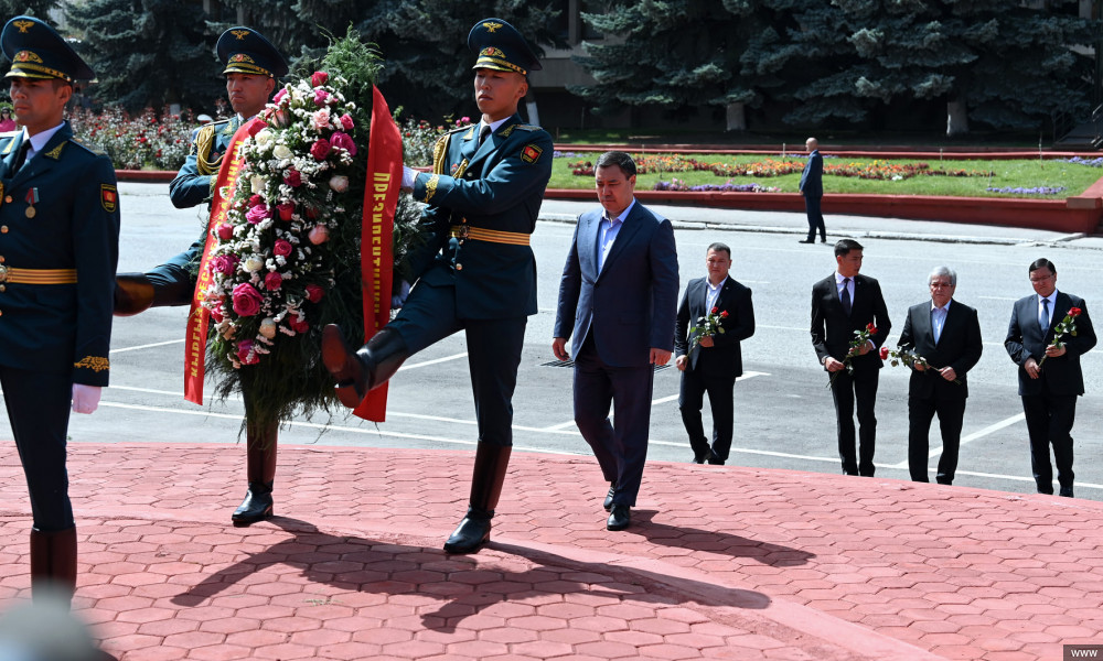 Президент возложил цветы к памятникам выдающихся личностей