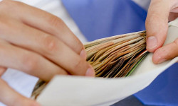 Среднемесячная зарплата одного работника по Кыргызстану составила 19 тыс. 395 сомов