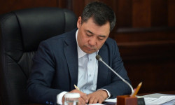 Жогорку аскердик наамдарын ыйгаруу жөнүндө Жарлыктарга кол коюлду