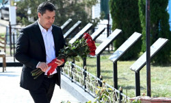 Президент возложил цветы к памятнику К. Тыныстанову
