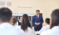 Улукбек Марипов провел урок для учеников школы села Кашка-Суу