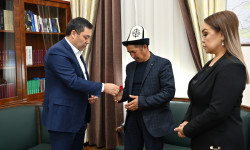 С.Жапаров встретился с семьей погибшего в октябрьских событиях Умутбека Алтынбек уулу