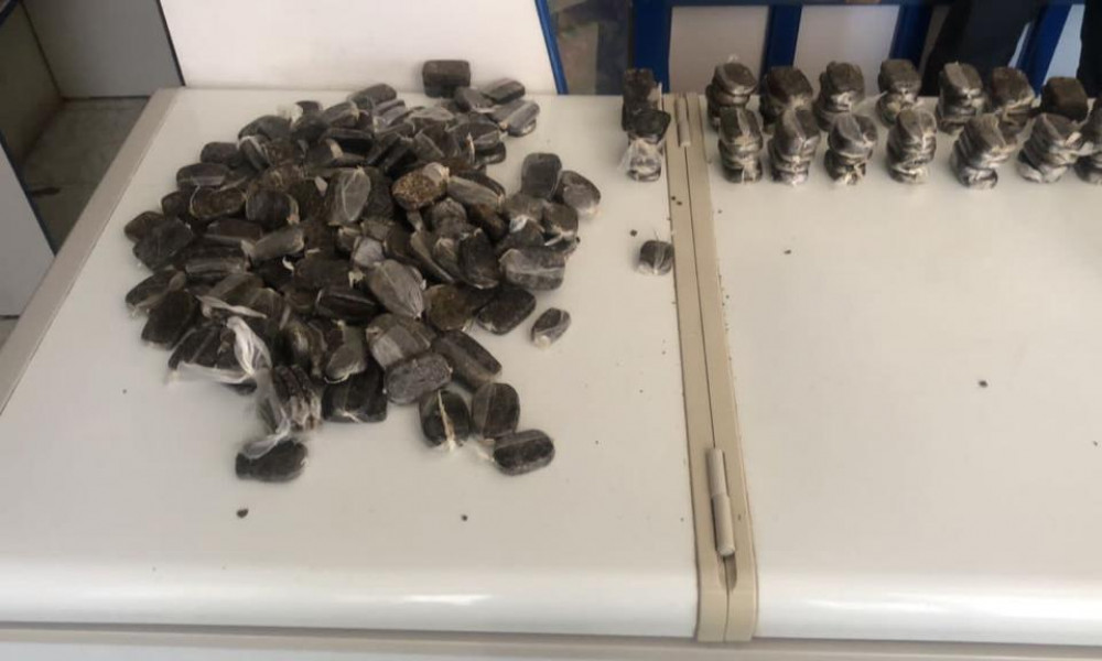 В одном из магазинов Бишкека в коробке с яблоками нашли 3 кг гашиша