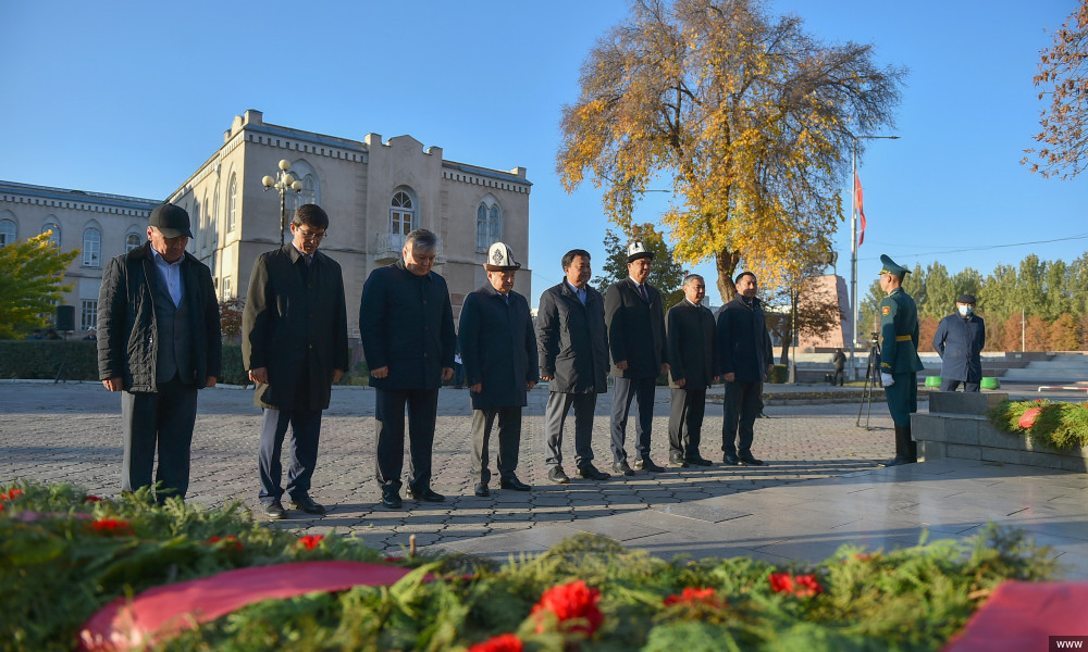 Руководство Кабинета Министров возложило цветы к памятнику государственного деятеля Исхака Раззакова