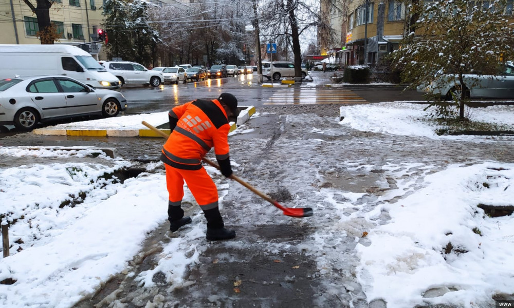 Борбор калаанын жолдорун кардан тазалоо иштерине 37 техника тартылды 