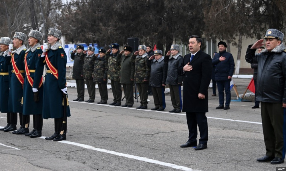 Президент аскер бөлүккө күжүрмөн тууну тапшырды