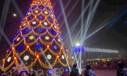 На центральной площади Ала-Тоо в Бишкеке зажгли главную елку страны