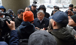 Арзыбек Кожошев встретился с митингующими гражданами, выступающими против обязательного использования ККМ-аппаратов