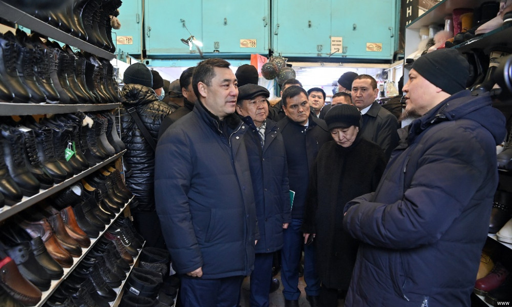 Садыр Жапаров борбордук базардагы ишкерлер менен ККМди киргизүү боюнча көзмө-көз сүйлөштү
