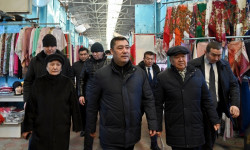Садыр Жапаров посетил торгово-рыночный комплекс «Дордой» и «Ошский рынок»