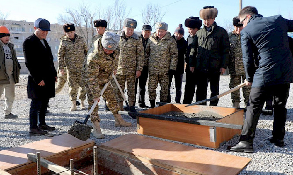 В Балыкчы состоялась церемония закладки капсулы под строительство нового штаба войсковой части 
