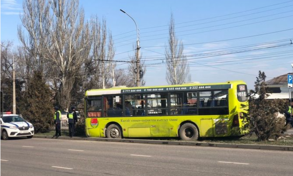 ДТП в Бишкеке. Водителю автобуса стало плохо за рулем