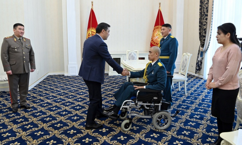 Президент встретился с пограничником Мирбеком Султанбек уулу и вдовой прапорщика Бекзодбека Юлдашева