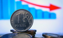 На фоне падения рубля многие кыргызстанцы перестали отправлять домой деньги