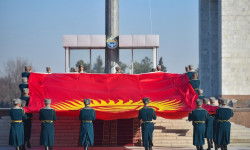 Главному символу страны - флагу 30 лет