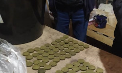 В Бишкеке мужчина прессовал у себя дома коноплю