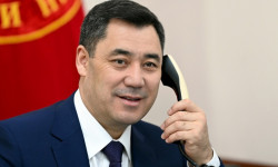 Президент Садыр Жапаров поздравил с юбилеем Розу Айтматову