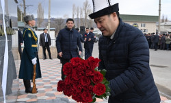 Глава государства возложил цветы к памятнику Турдакуна Усубалиева