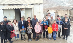 Многодетная семья из Чаека получила помощь от президента КР