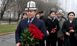 Депутаты ЖК во главе с Торага Талантом Мамытовым почтили память жертв Аксыйских событий