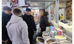 Глава Антимонопольной службы проверил цены на рынке Бишкека