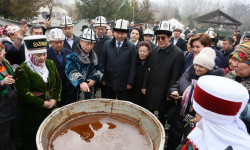 Эдиль Байсалов Ош шаарындагы Нооруз майрамына катышты