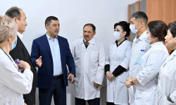 Президент незапланированно посетил травматологический корпус Национального госпиталя