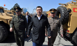 Садыр Жапаров принял участие на церемонии вручения техники Пограничной службе ГКНБ и МЧС