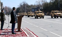 Президент Садыр Жапаров принял участие в церемонии вручения техники Пограничной службе ГКНБ и МЧС